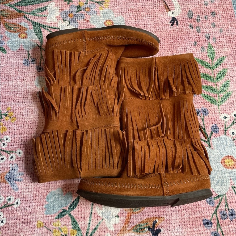 Minnetonka Moccosains Brown 3 Tiered Fringe Boots Size 7